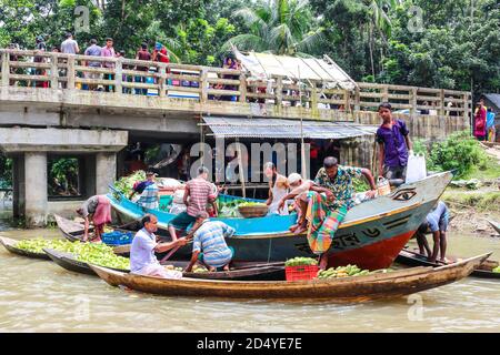 Jhalokathi, Bangladesh : marché flottant de la Guava de Bhimruli Banque D'Images