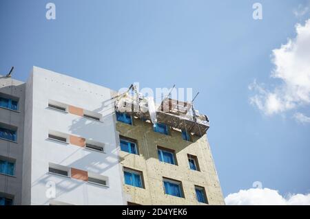 POZNAN, POLOGNE - 15 juillet 2017 : immeuble en cours de restauration dans le quartier de Stare Zegrze Banque D'Images