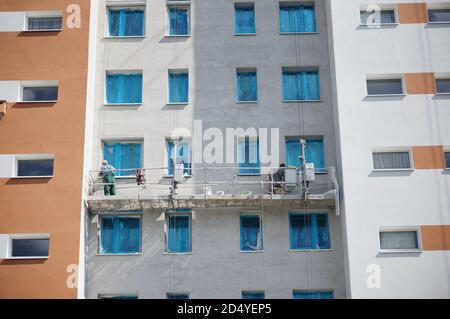 POZNAN, POLOGNE - 15 juillet 2017 : travailleurs sur un ascenseur travaillant dans un immeuble d'appartements dans le quartier de Stare Zegrze Banque D'Images