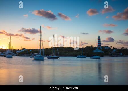 Bahamas, Abaco Islands, Elbow Cay, Hope Town, Elbow Reef Lighthouse - le dernier phare habité à brûler du kérosène dans le monde Banque D'Images