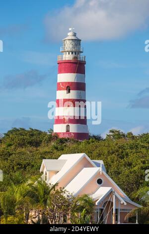 Bahamas, Abaco Islands, Elbow Cay, Hope Town, Elbow Reef Lighthouse - le dernier phare habité à brûler du kérosène dans le monde Banque D'Images