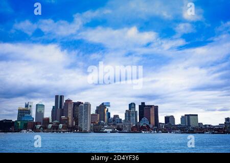Vue sur le centre-ville de Boston depuis le côté est du port intérieur du Massachusetts, États-Unis Banque D'Images