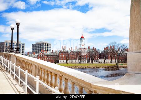 Vue sur le pont Anderson Memorial et la maison Dunster à Cambridge, près de Boston, Massachusetts, États-Unis Banque D'Images