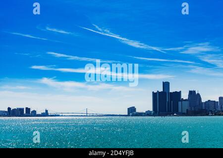 Panorama sur le pont Ambassador sur la rivière Detroit et la ville sous le soleil Journée depuis le point de coucher du soleil de Belle Isle Banque D'Images