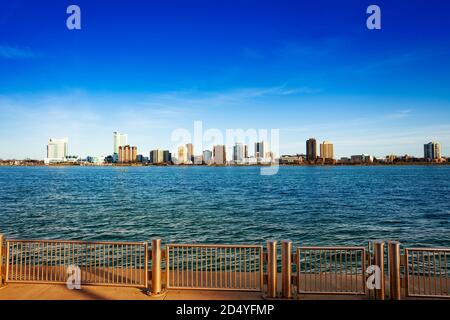 Detroit, Michigan, États-Unis Riverwalk et vue sur Windsor, Ontario, Canada avec clôture de rails Banque D'Images