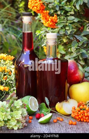 Vin rouge avec fruits sur une table en bois Banque D'Images