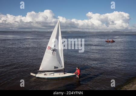 Lancement de petits yachts sur le front de mer de Cramond, à Cramond, Écosse, 4 octobre 2020. Banque D'Images