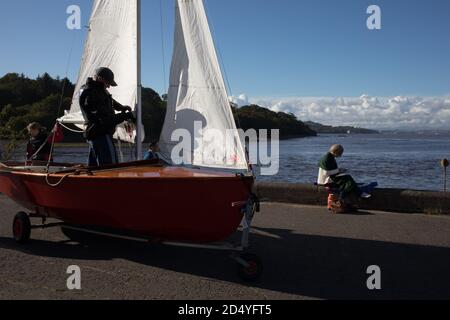 Lancement de petits yachts sur le front de mer de Cramond, à Cramond, Écosse, 4 octobre 2020. Banque D'Images