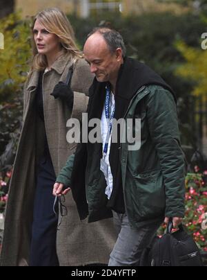 L'aide principale du Premier ministre Dominic Cummings et du conseiller du gouvernement britannique Cleo Watson arrivent à Downing Street à Londres, avant une réunion du comité d'urgence du gouvernement Cobra pour discuter des zones touchées par une poussée de Covid-19 et des mesures de lutte contre la propagation du virus. Banque D'Images