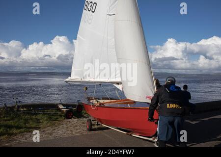 Lancement de petits yachts sur le front de mer de Cramond, à Cramond, Écosse, 4 octobre 2020. Banque D'Images