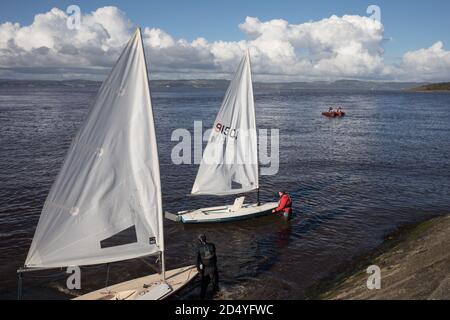 Lancement de petits yachts sur le front de mer de Cramond, à Cramond, Écosse, 4 octobre 2020. Banque D'Images