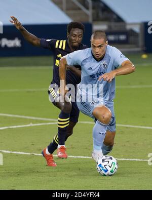 Kansas City, Kansas, États-Unis. 10 octobre 2020. Le défenseur sportif de KC Winston Reid #22 mène la défense contre Nashville SC avant Abu Danladi #7 pendant la première moitié du match. Crédit: Serena S.Y. Actualités HSU/ZUMA Wire/Alay Live Banque D'Images