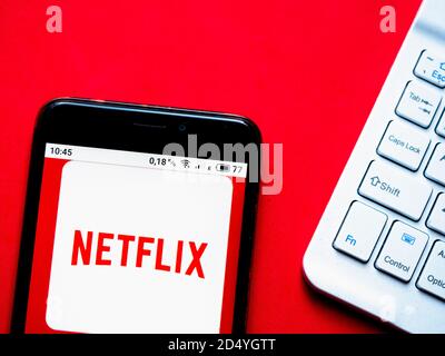 Dans cette illustration, un logo Netflix Appliance de Netflix, Inc. Apparaît sur un smartphone Banque D'Images