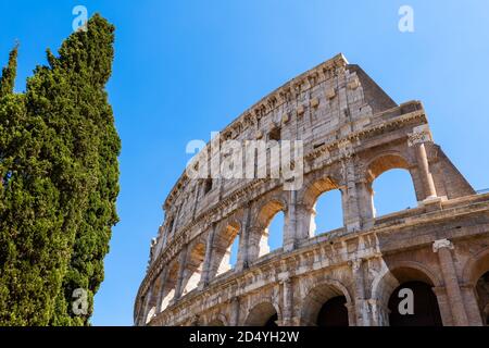 Le Colisée de Rome, Italie, ancien stade gladiatoire contre ciel bleu. Banque D'Images