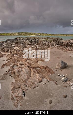 Formation de roches sur l'île d'Omey, Irlande. Plage isolée dans le parc national du Connemara, Irlande. Banque D'Images