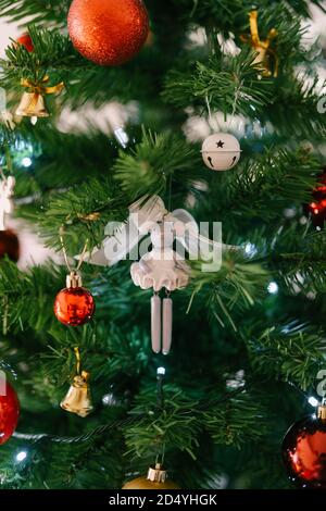 Gros plan d'une souris ballerine sur l'arbre de Noël. Banque D'Images