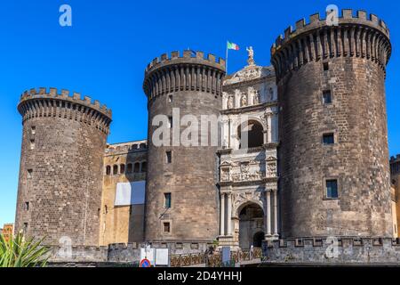 Castel Nuovo (nouveau château) ou Maschio Angioino (donjon d'Angevin), château médiéval de Naples, Italie Banque D'Images