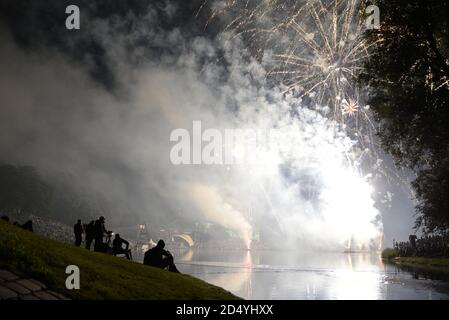 Feux d'artifice dans le parc olympique de munich. Spectateurs regardant des feux d'artifice sur un lac de munich. Banque D'Images