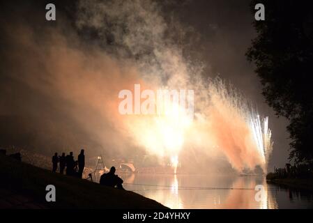 Feux d'artifice dans le parc olympique de munich. Spectateurs regardant des feux d'artifice sur un lac de munich. Banque D'Images