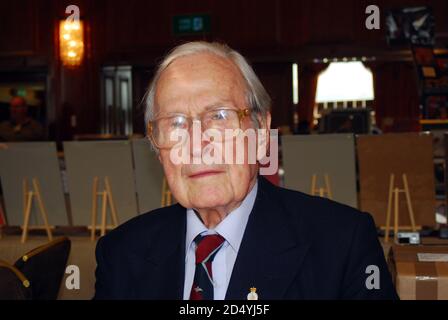 Chef d'escadron Bertram Arthur 'Jimmy' James, MC, RAF, Stalag Luft III, Grand Escaper. Après la guerre, James est transféré à la RAF et a pris sa retraite en 1958 Banque D'Images