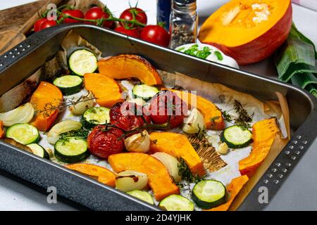 légumes grillés au four méditerranéen sur une plaque de cuisson Banque D'Images