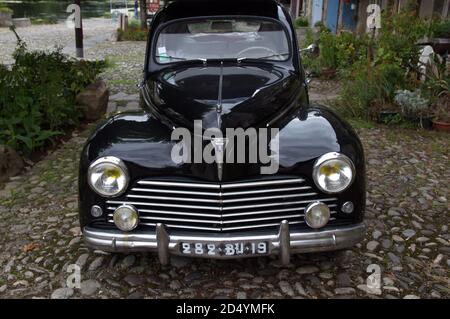 Peugeot 203 voiture française d'époque à Argentat, Correze, France Banque D'Images