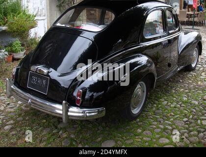 Peugeot 203 voiture française d'époque à Argentat, Correze, France Banque D'Images