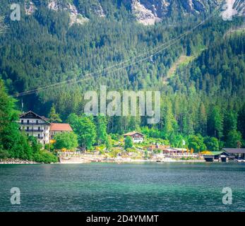 Randonnée sur les rives de l'Eibsee en Bavière Allemagne Banque D'Images