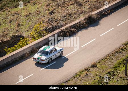 Col de San Colombano, Corse, France - 8 octobre 2020 : Pierre Novikoff rivalise dans son Alfa Romeo 2000GT dans le Tour de Corse Historique 2020 Banque D'Images