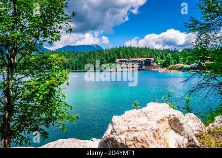 Randonnée sur les rives de l'Eibsee en Bavière Allemagne Banque D'Images