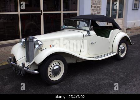 Voiture de sport décapotable White MG TC Midget garée à Tulle, Corrèze, France Banque D'Images
