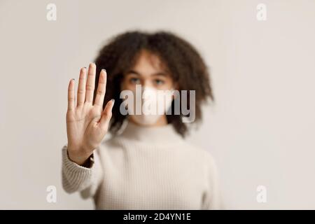 Distance sociale et lutte contre le coronavirus pendant une pandémie. Concentration sur la main de la femme afro-américaine Banque D'Images