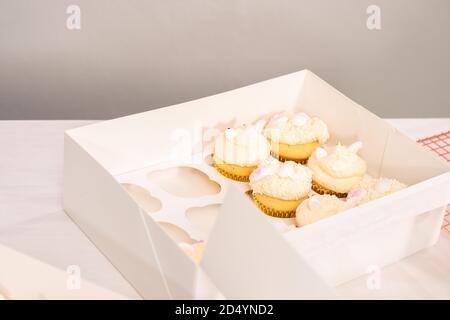 Lapin de Pâques cupcakes dans un cupcake blanc fort. Banque D'Images