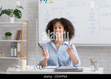 Tuteur ou professeur d'anglais pour les étudiants pendant la quarantaine et leçons à distance Banque D'Images
