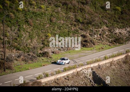 Col de San Colombano, Corse, France - 8 octobre 2020 : Robin Leyssens et Judiael Vouville participent à leur Porsche 911 SC Martini Racing en 2020 Banque D'Images