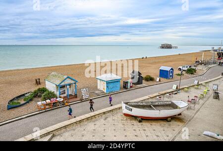 Brighton UK 12 octobre 2020 - les coureurs sur une matinée tranquille passent devant le musée de la pêche le long du front de mer de Brighton lors d'une journée fade terne sur la côte sud . : crédit Simon Dack / Alamy Live News Banque D'Images