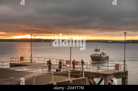 Cobh, Cork, Irlande. 12 octobre 2020. Le personnel du service naval attend sur le quai l'arrivée du ferry Kaycraft qui transportera le à la base navale de Haulbowline depuis Cobh, Co. Cork, Irlande. - crédit; David Creedon / Alamy Live News Banque D'Images