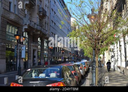 BUDAPEST, HONGRIE - 29 DÉCEMBRE 2017 : la rue est entièrement réservée avec des voitures dans une rue près de la basilique Saint-Étienne à Budapest le 29 décembre 2017. Banque D'Images