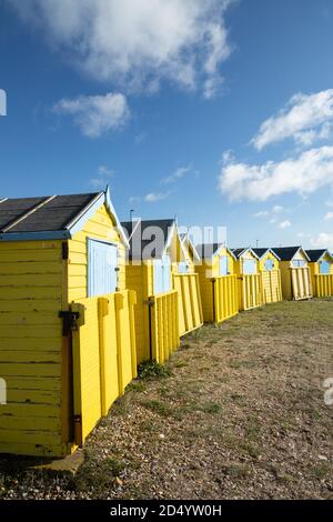 Cabanes sur la plage de Littlehampton Beach. Littlehampton, West Sussex, Angleterre, Royaume-Uni Banque D'Images