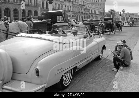 Cuba : une Buick Oldtimer en face du Capitolio à La Havane Banque D'Images