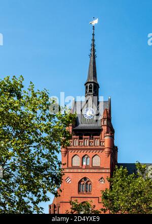 Rathaus Steglitz, hôtel de ville historique néo-gothique, bâtiment en brique rouge construit en 1896-8 a été intégré dans le centre commercial moderne Das Schloss en 2005 – Banque D'Images