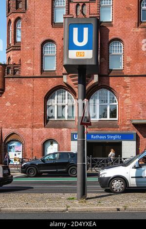 Rathaus Steglitz, hôtel de ville historique néo-gothique, bâtiment en brique rouge construit en 1896-8 et entrée de la gare U-Bahn à Steglitz-Berlin Banque D'Images