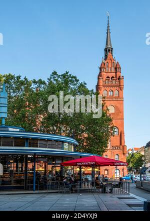 Hôtel de ville historique en briques néo-gothiques, Rathaus Steglitx. Et café moderne de l'usine circulaire à Steglitz, Berlin, Allemagne Banque D'Images