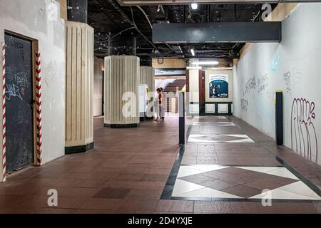 Station de métro Rathaus Steglitz U-Bahn desservant la ligne U9 avec passage souterrain pour le centre commercial Das Schloss à Steglitz-Berlin, Allemagne. Banque D'Images