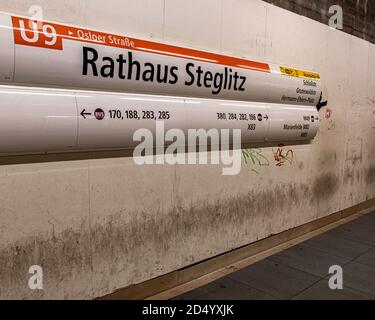 Panneau de la station de métro Rathaus Steglitz U-Bahn desservant la ligne U9 à Steglitz-Berlin, en Allemagne. Banque D'Images