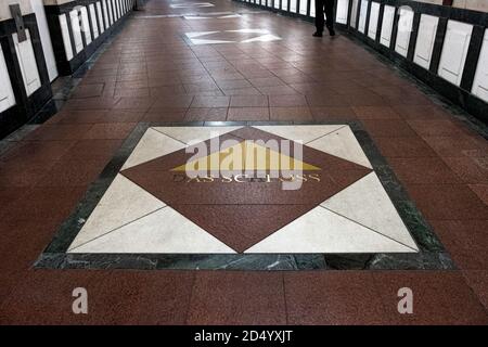 Station de métro Rathaus Steglitz U-Bahn desservant la ligne U9 avec passage souterrain pour le centre commercial Das Schloss à Steglitz-Berlin, Allemagne. Banque D'Images