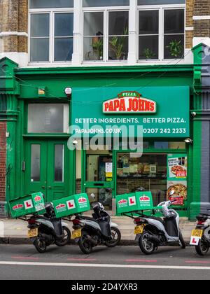 Papa John's Pizza Takeaway et magasin de livraison à Londres. Papa Johns est une franchise de restaurants de pizza américaine, fondée en 1984. Banque D'Images