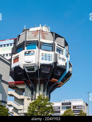 Bierpinsel, tour de la bière, édifice futuriste Pop-Art conçu par les architectes Ralf Schüler et Ursulina Schüler-Witte et construit en 1972-76 à Steglitz-Berlin Banque D'Images