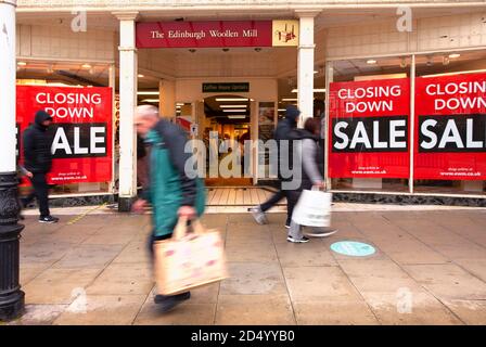 Southport, Merseyside. Royaume-Uni 12 octobre 2020. Malaise commercial : crise des affaires Covid avec la fermeture des affaires à Southport et l'extension des restrictions gouvernementales aux régions de Merseyside et de Sefton dans le nord-ouest de l'Angleterre. La pression exercée sur les détaillants comme Scottish Woolen Mill, par le ralentissement des dépenses, se traduit par des ventes au détail qui sont en recul. Le géant de la mode de High Street, Edinburgh Woolen Mill Group, est sur le point de s'effondrer après qu'il a déposé un avis de nomination d'administrateurs, affectant environ 24,000 travailleurs. Crédit; MediaWorldImages/AlamyLiveNews Banque D'Images