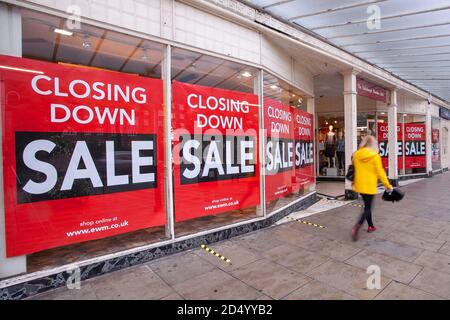 Southport, Merseyside. Royaume-Uni 12 octobre 2020. Malaise commercial : crise des affaires Covid avec la fermeture des affaires à Southport et l'extension des restrictions gouvernementales aux régions de Merseyside et de Sefton dans le nord-ouest de l'Angleterre. La pression exercée sur les détaillants comme Scottish Woolen Mill, par le ralentissement des dépenses, se traduit par des ventes au détail qui sont en recul. Le géant de la mode de High Street, Edinburgh Woolen Mill Group, est sur le point de s'effondrer après qu'il a déposé un avis de nomination d'administrateurs, affectant environ 24,000 travailleurs. Crédit; MediaWorldImages/AlamyLiveNews Banque D'Images